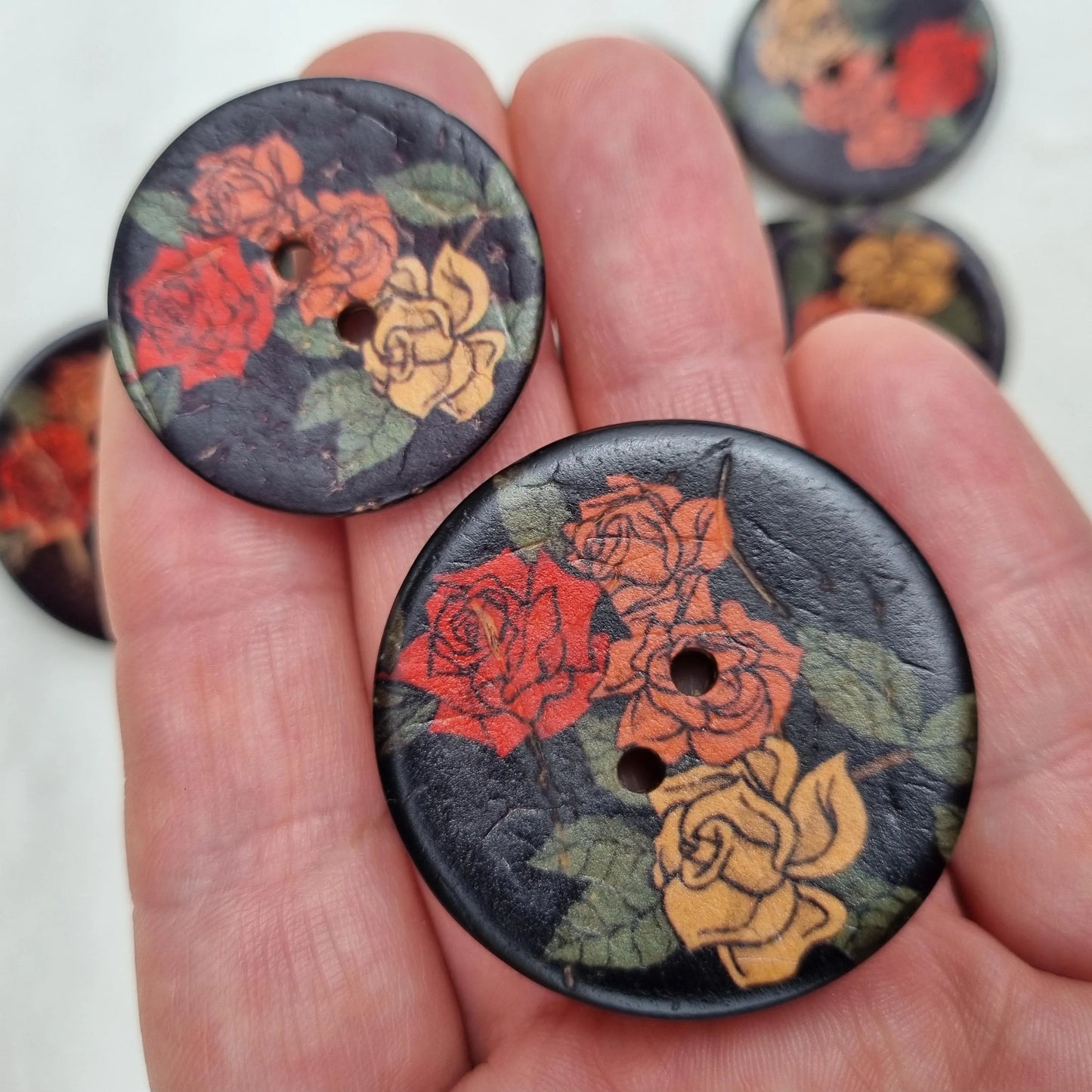 Boutons en Coquille de Coco – Motif Roses Multicolores – 30 mm / 40 mm