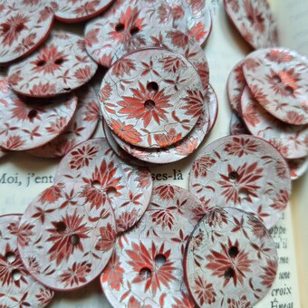 Boutons en nacre gravée – Motif floral – 2 trous – 22 mm & 34 mm