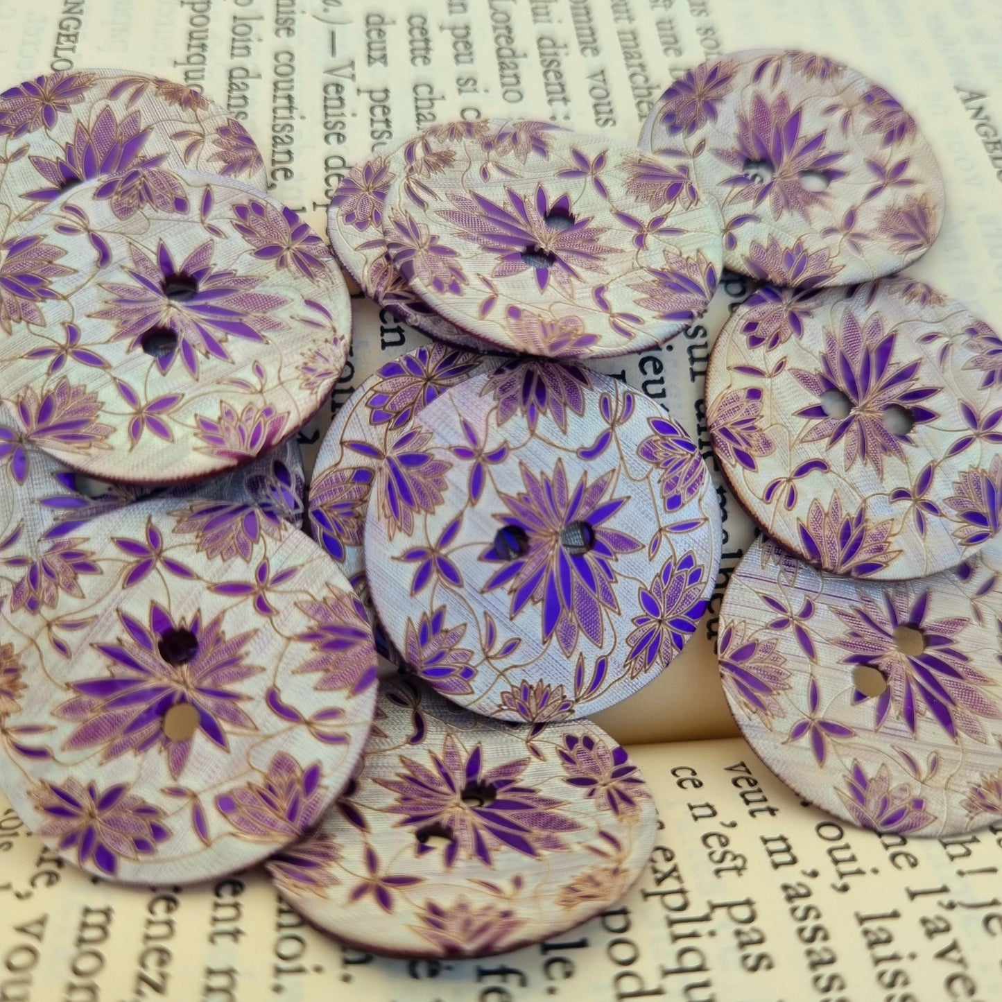 Boutons en nacre gravée – Motif floral – 2 trous – 22 mm & 34 mm