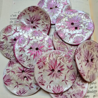 Boutons en nacre gravée – Motif floral – 2 trous – 22 mm & 34 mm