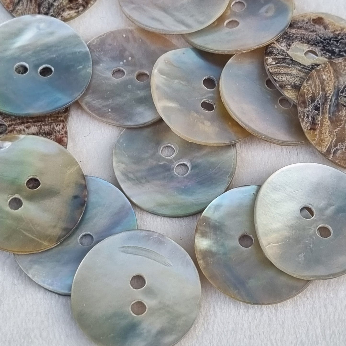 Boutons 18 mm : 2 Trous :: Nacre