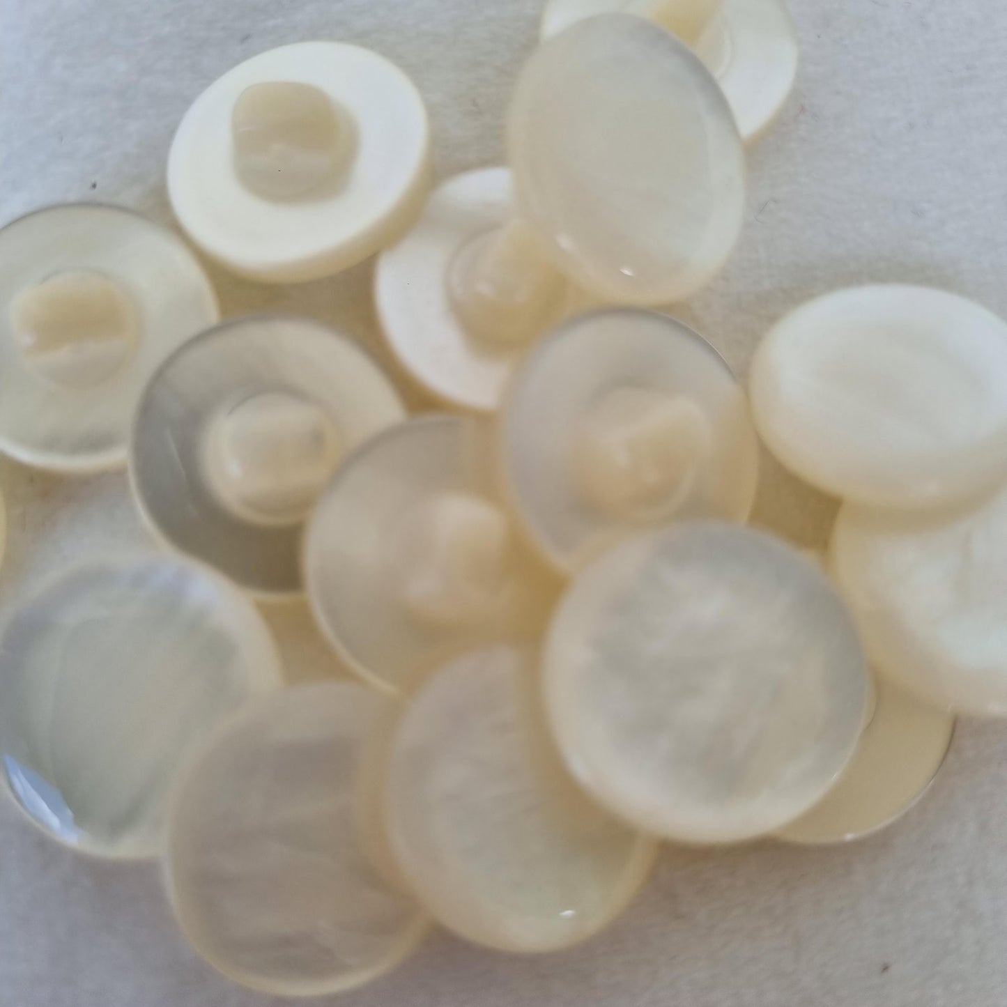 Boutons à pied nacrés 15 mm – Noir et Blanc – Finition brillante