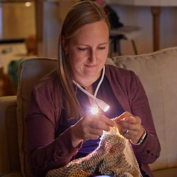 Lampe LED tour de cou blanche pour tricoter et crocheter les mains libres