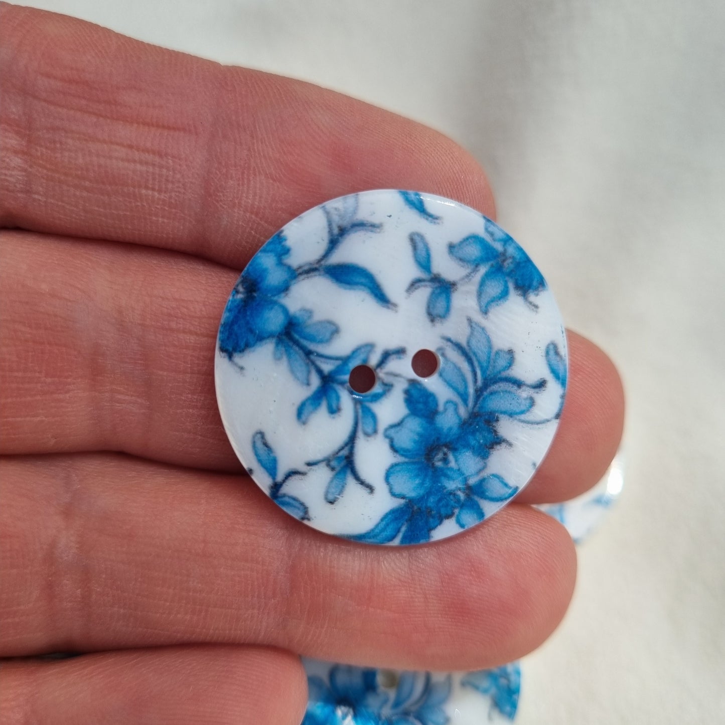 Boutons en nacre River Shell imprimé fleur – 30 mm – 2 trous