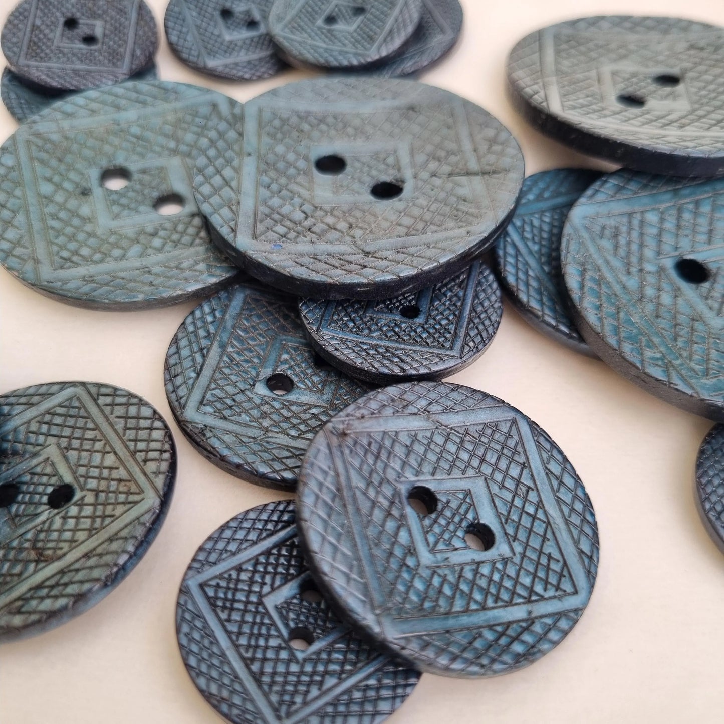 Boutons en Coquille de Noix de Coco Gravés au Laser – Motif Géométrique vert océan – 22 mm , 30 mm , 40 mm