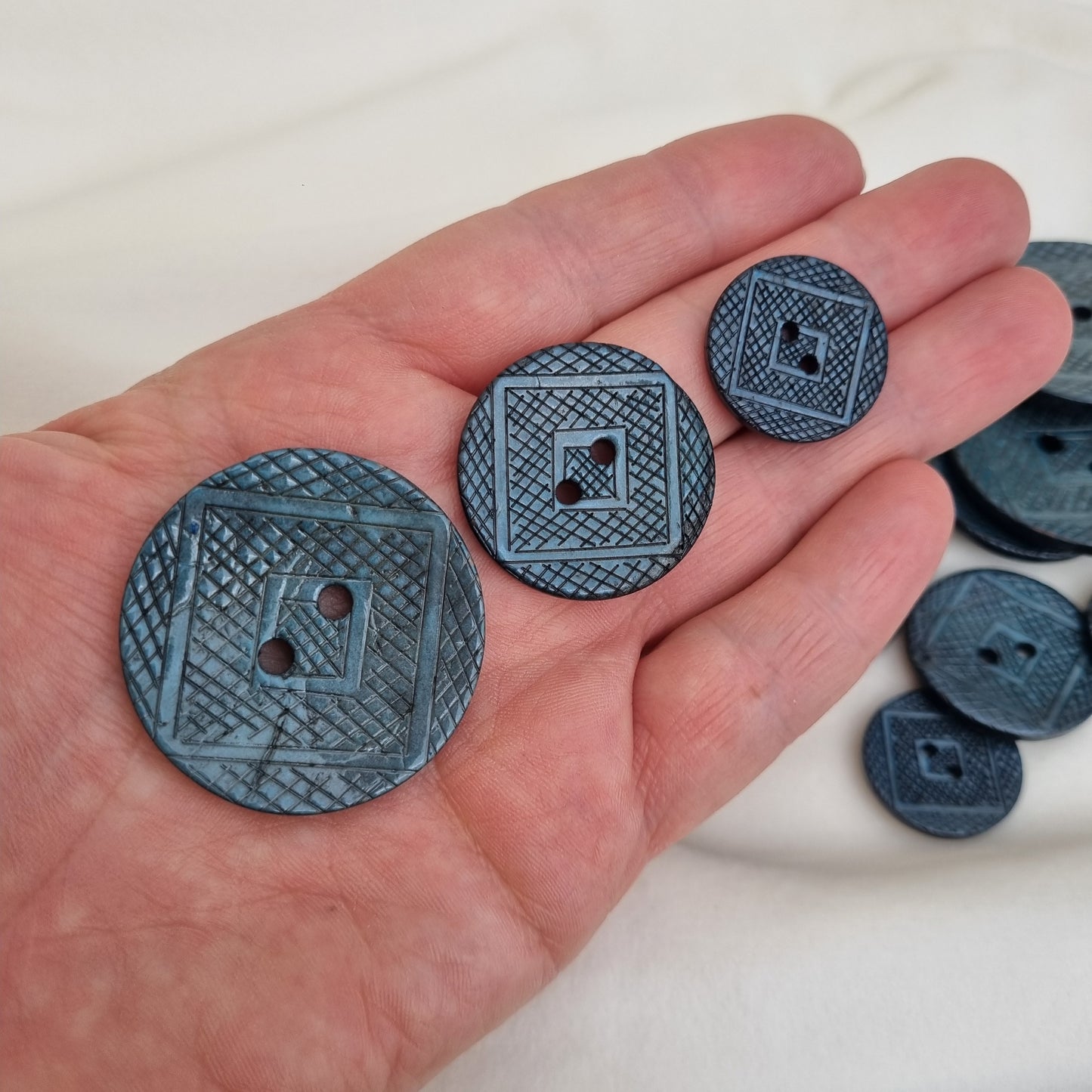 Boutons en Coquille de Noix de Coco Gravés au Laser – Motif Géométrique vert océan – 22 mm , 30 mm , 40 mm