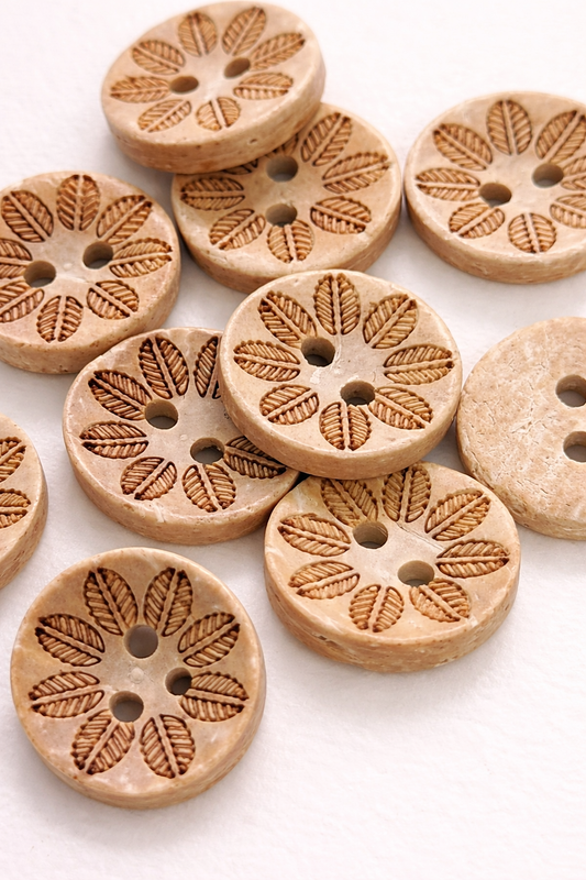 Bouton coco gravé 12 mm – bouton naturel en coque de noix de coco – motif feuilles – couture écologique