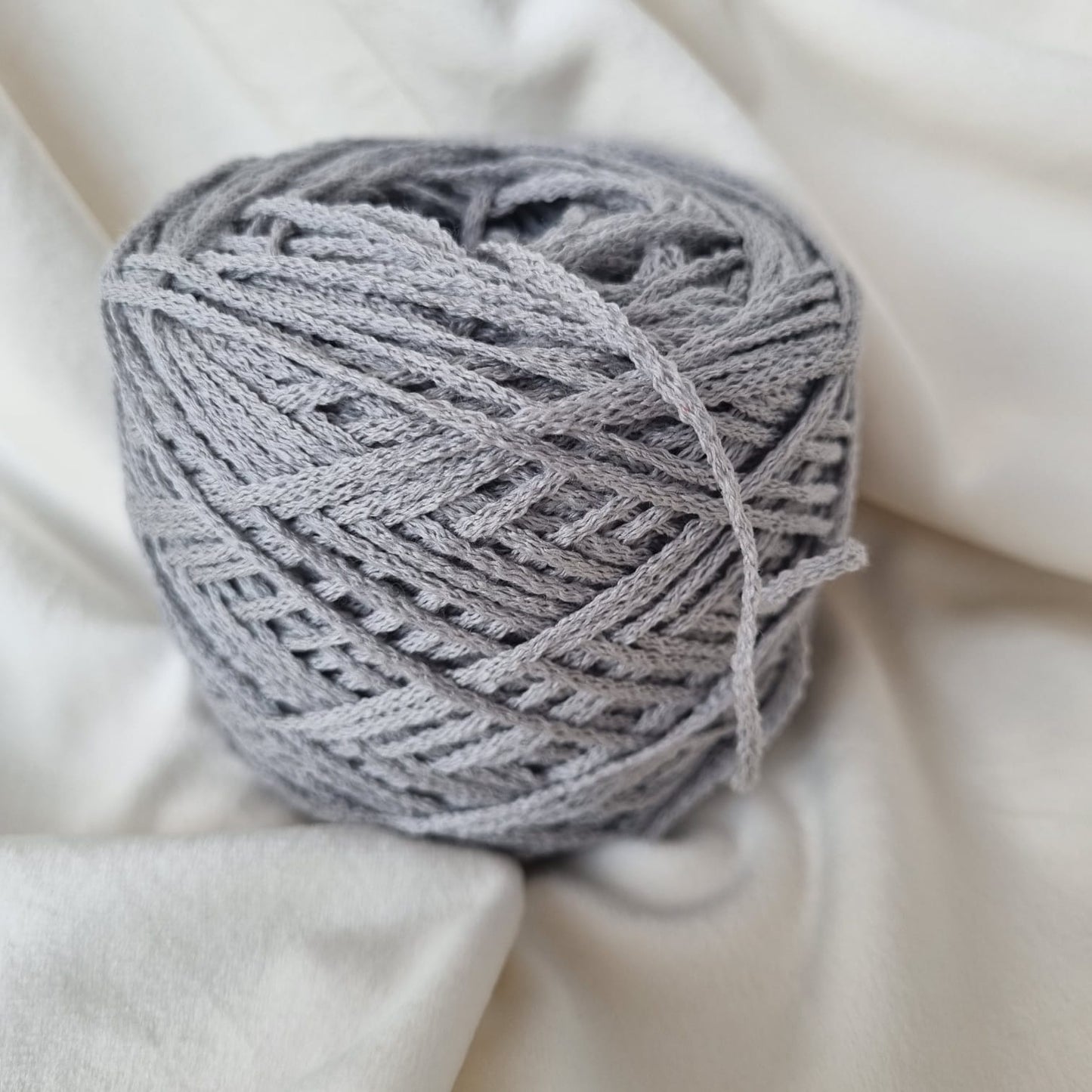 Fil à Tricoter Crystal – 80% Laine Vierge, 20% Soie – Couleur Gris 100gr
