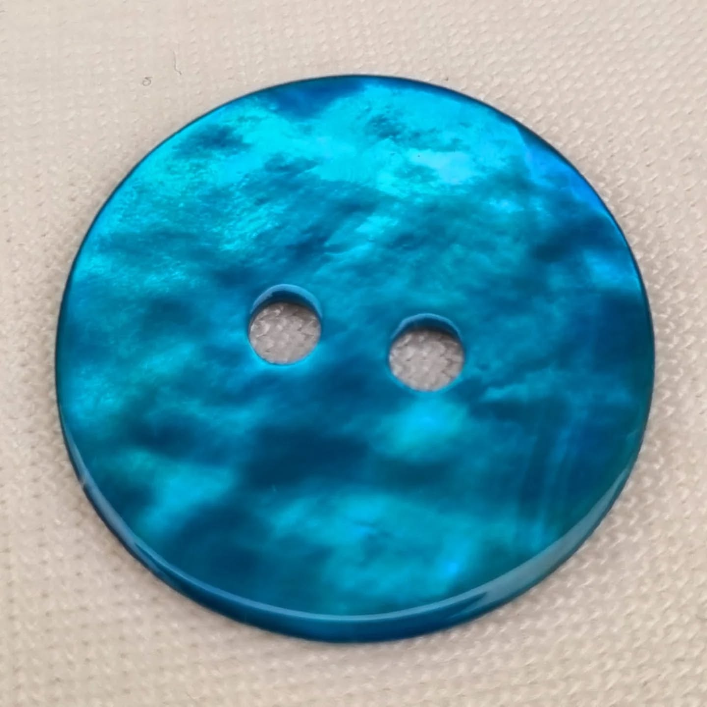 Bouton en Nacre Agoya – Turquoise – 2 Trous – 15 mm  – Brillant et Naturel