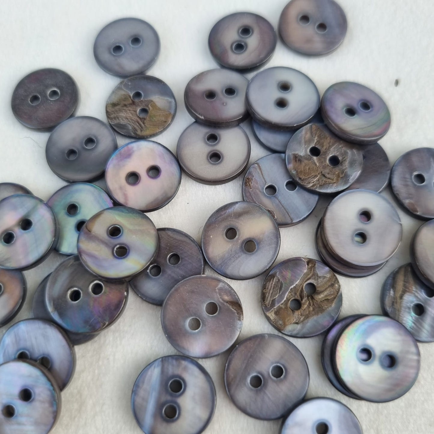 Boutons  10 mm : 2 Trous :: Nacre  couleur gris