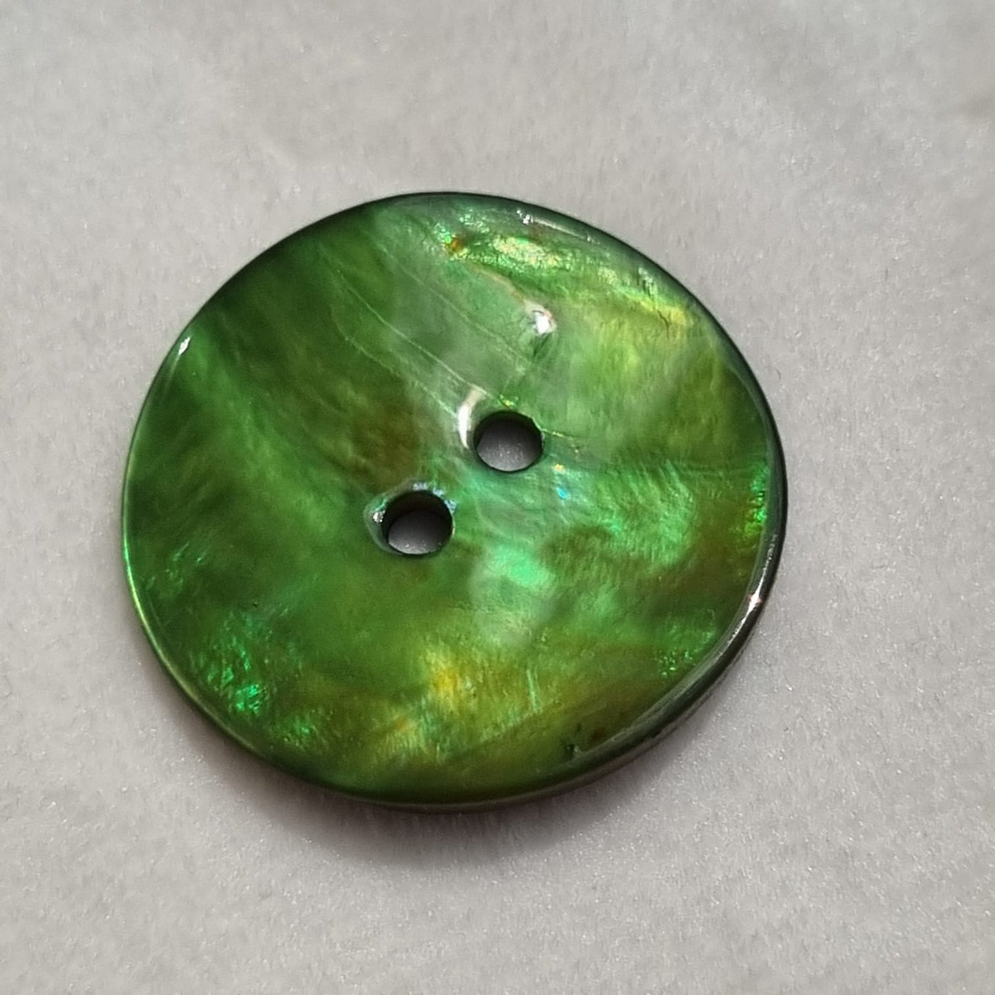 Boutons 15 mm, 22 mm : 2 Trous, Nacré, style minimaliste couleur vert