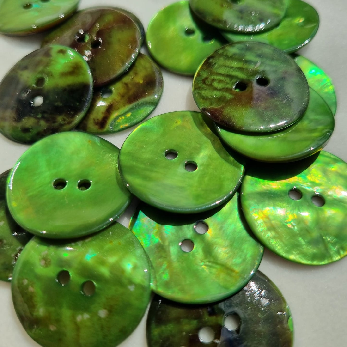 Boutons 15 mm, 22 mm : 2 Trous, Nacré, style minimaliste couleur vert