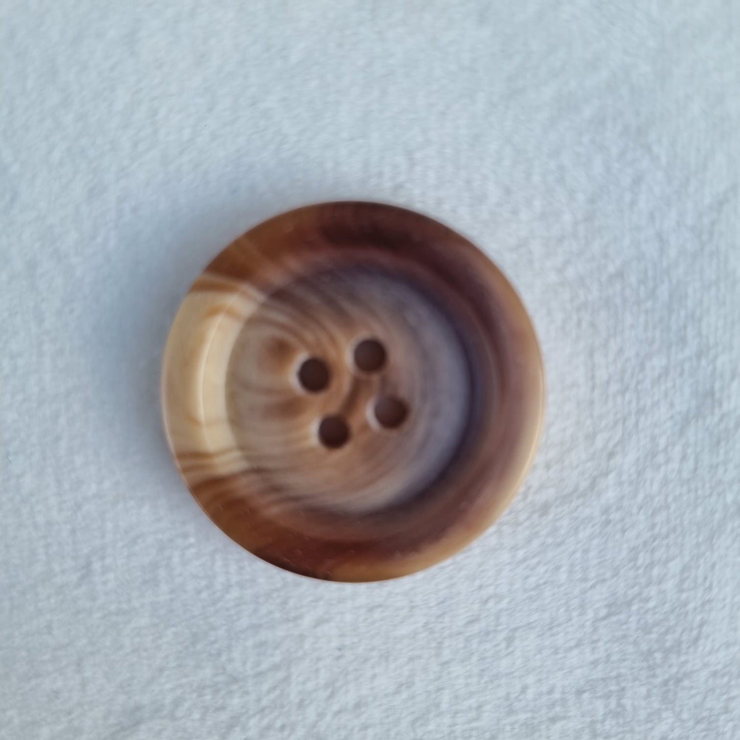 Boutons : 25 mm   polyester 4 trous imitation résine