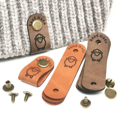 Étiquette "Handmade" en Imitation Cuir avec Motif Mouton – 1 Paire avec Vis