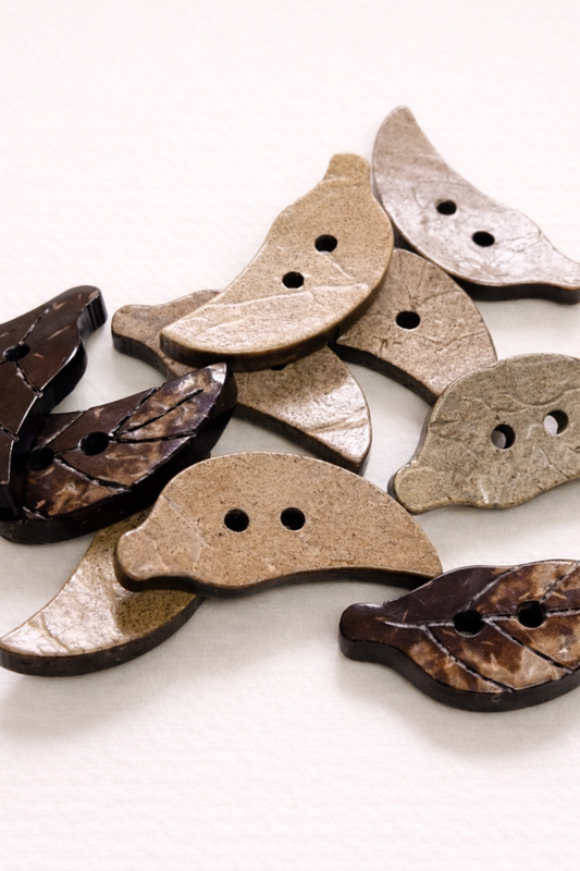 Bouton en noix de coco naturel 25 mm – forme feuille – bouton artisanal 2 trous – mercerie écologique