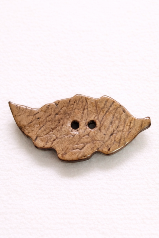 Bouton en noix de coco forme feuille 40 mm – bouton naturel marron