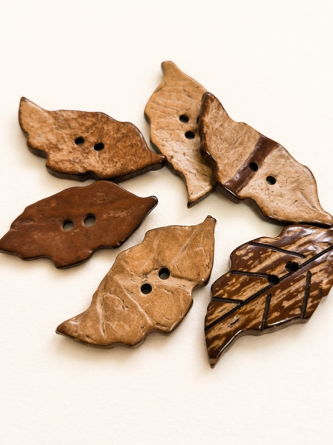 Bouton en noix de coco forme feuille 40 mm – bouton naturel marron