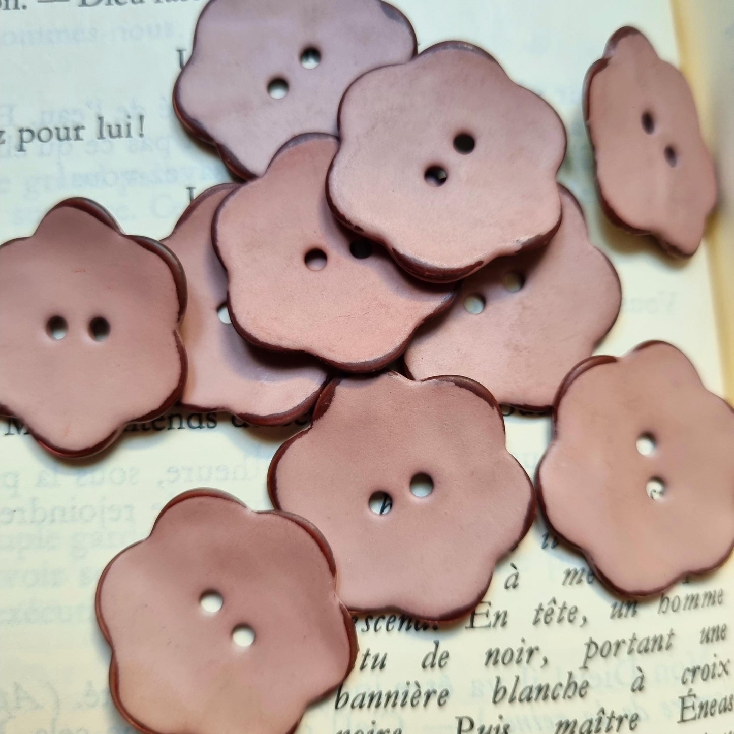 Boutons Fleur en Nacre – 2 Trous – Finition Vernis Mat – Bord Marron – 15 mm, 20 mm, 25 mm