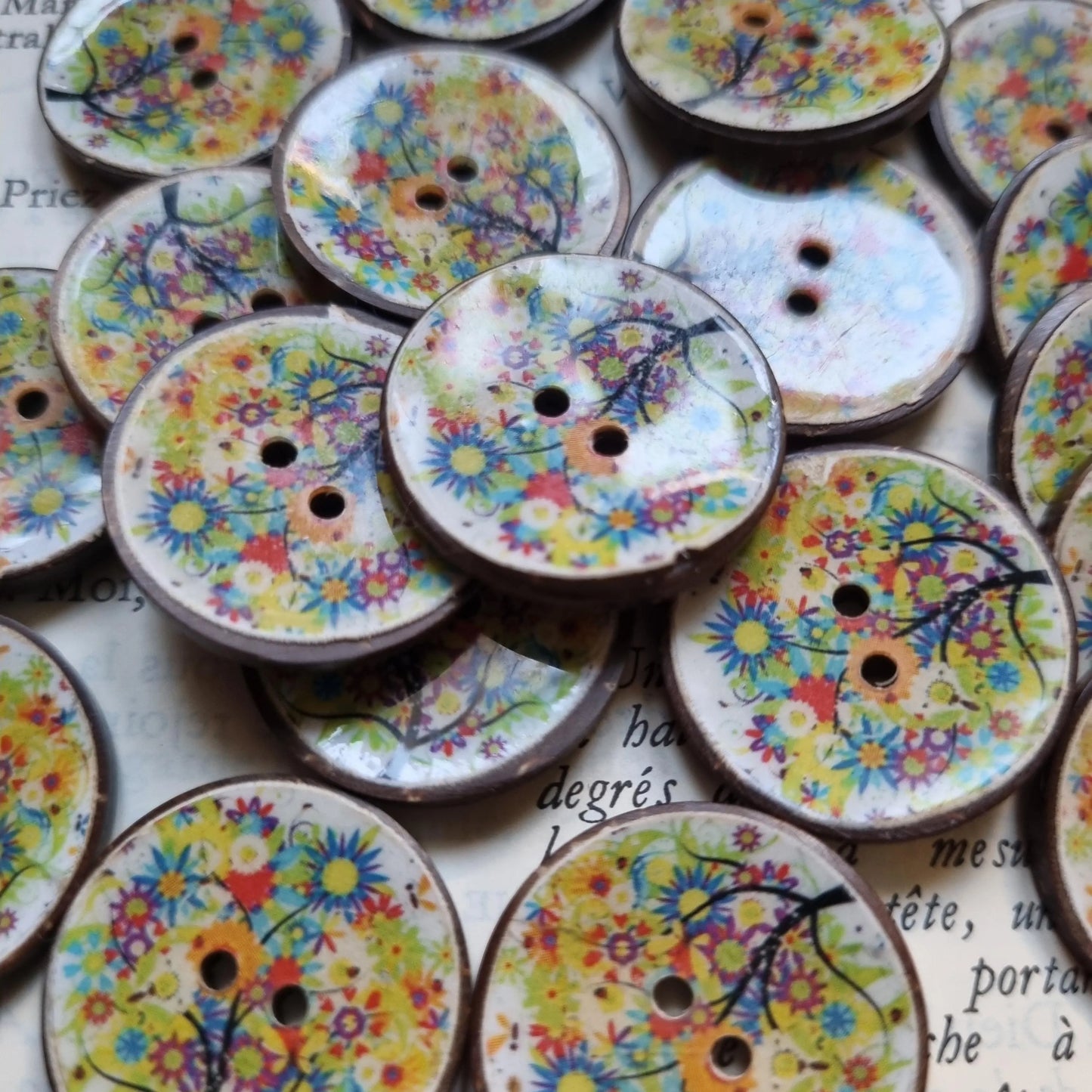 Boutons 22 mm   en Noix de Coco  imprime fleur