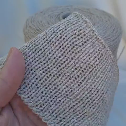 Charger la vidéo : Découvrez ce fil naturel rustique et écologique, composé de 60% lin et 40% chanvre. Idéal pour vos projets d&#39;été, accessoires durables ou créations écoresponsables. Sa texture légèrement irrégulière lui confère un charme authentique et artisanal.🔸 Composition : 60% lin, 40% chanvre🔸 Aiguilles recommandées : 3 mm🔸 Échantillon : 20 mailles x 33 rangs = 10 x 10 cm🔸 Longueur estimée : env. 240 mètres / 100g🔸 Idéal pour : hauts légers, sacs, accessoires déco, projets zéro déchet📦 Prix indiqué pour 50 grammes (≈ 120 mètres)Fabriqué avec amour pour les passionné(e)s du fil naturel.
